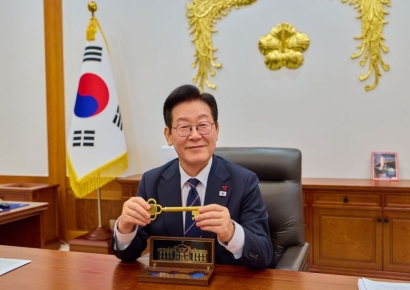 트럼프가 보낸 선물 언박싱한 李대통령 "혹시 백악관 열쇠?"