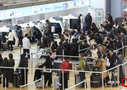 "손대지 마세요" 공항 꼭 거치는 이곳, 변기보다 세균 많다