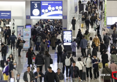 [포토] 새해 징검다리 연휴 앞두고 붐비는 인천공항