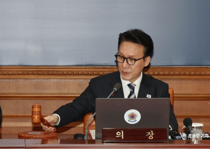 [포토] 의사봉 두드리는 김민석 총리