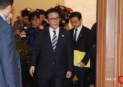 [포토] 임시국무회의 참석하는 김민석 총리