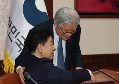 [포토] 대화하는 구윤철 부총리와 최동석 인사혁신처장 