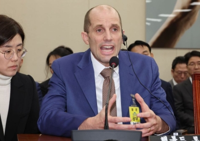 "안하무인"·"오만방자"…국회, 로저스 쿠팡 대표 태도 두고 '집중 질타'