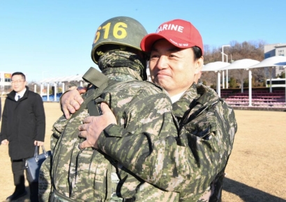 해병 1·2사단 작전권, 50년만 원대복귀…안규백 "해병대 전력 증강 추진"