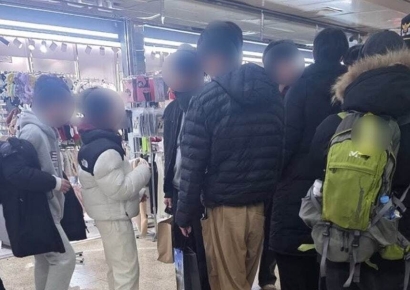 노인 조롱하고 "나잡아봐라"…명품패딩 입은 초등생들 만행