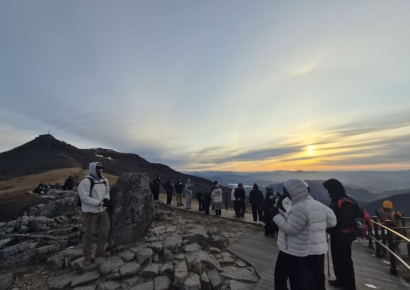 [르포] “붉은 말 기운 받자”…강추위 뚫고 무등산에 선 병오년 새해