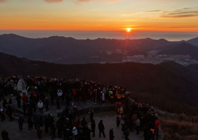 양산시 천성산, 한반도 ‘첫 태양’ 품었다… ‘2026 해맞이 행사’ 성료