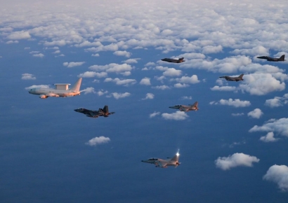 국방장관 하늘에서 '엄지척'…KF-21 국산전투기 첫 엄호작전 '장관'