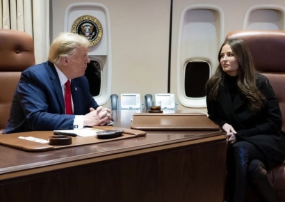 "가장 아름다운 사진작가"…트럼프 SNS 전략 실세 30세 보좌관 