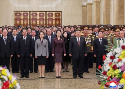 김주애, 김일성-김정일 묘소 첫 참배…'정중앙' 위치 주목