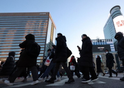 "정년연장시 연공성 완화 필요…저연차 임금 높이고 고연차 낮춰야"