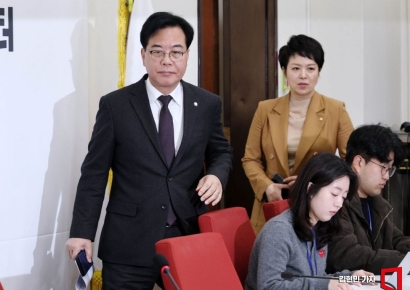 [포토] 기자간담회 참석하는 송언석-김은혜