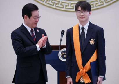 李대통령, '페이커' 이상혁·신우석 감독 훈장…"韓 위상 높인 국민대표"