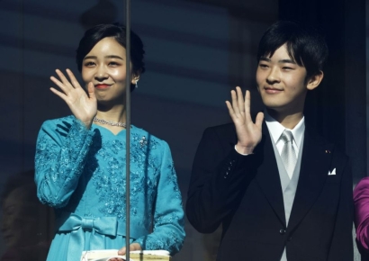 "저 남자 누구지?"…'아이코 공주' 옆, 새해 행사에 처음 등장한 인물