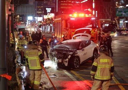 서울 종각역 앞 3중 추돌사고…보행자 40대 여성 사망·9명 부상(종합)