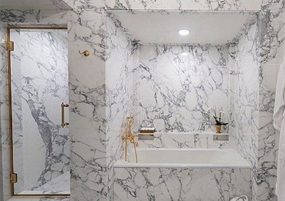 휴가 중 직접 '대리석 쇼핑'…5700억짜리 연회장 재건하는 트럼프 '논란'