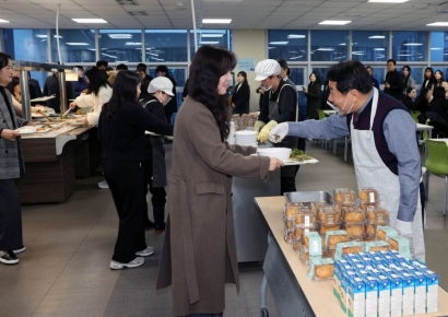 앞치마 두른 양산시장, 새해 직원 격려 구내식당 배식봉사