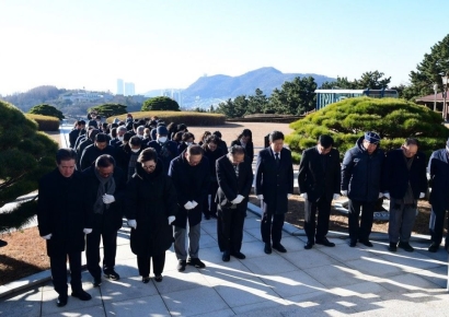 묵념으로 시작한 병오년… 부산지방보훈청, 현충시설 신년 참배