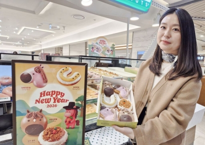 "福 한 입 하실래요?"… 롯데百 부산본점, 붉은 말이 배달한 '당 충전' 행운