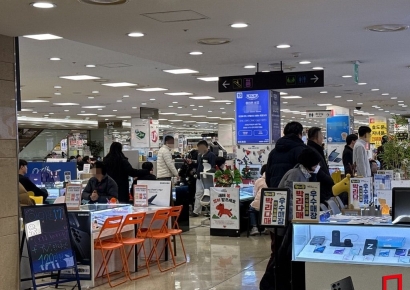 "갤S25에 45만원 더"…KT 위약금 면제, 단통법 폐지 후 이통3사 전면전