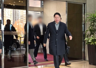 재계총수들, 6년만 방중사절단 출국…최태원 "성장 실마리 찾을 것"