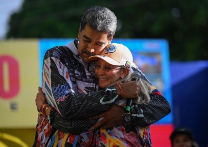 "퍼스트 레이디 아닌 첫번째 전사"…베네수엘라 영부인 정체는