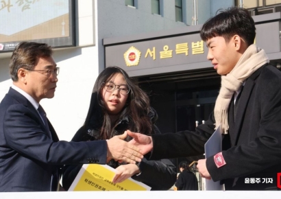 [포토] 학생들과 인사 나누는 정근식 서울교육감