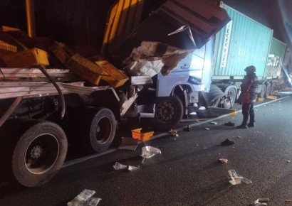 남해고속도로 함안고개서 트레일러, 고장 화물차 추돌 … 50대 숨져