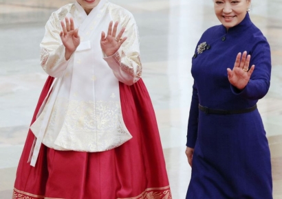 韓中 영부인 첫 만남, 金여사 "팬입니다"…펑리위안 "감사합니다" 