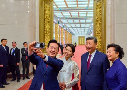 샤오미폰으로 시진핑과 '셀카' 찍은 李대통령 "덕분에 인생샷. ㅎㅎ"