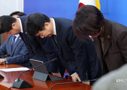 [포토] 고개 숙여 인사하는 문진석 원내대표 직무대행