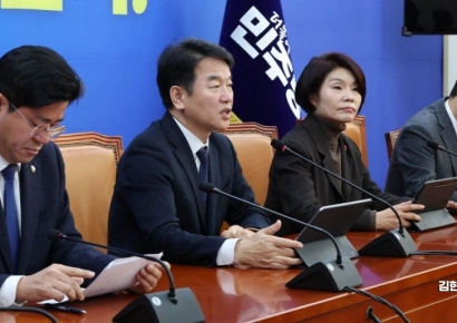 [포토] 문진석, '金·姜 의혹'에 "원내 대표해 사과…정치는 국민 신뢰"