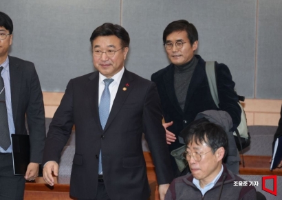 [포토] 공공데이터전략위원회 참석하는 윤호중 장관