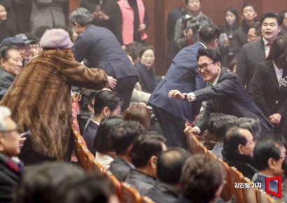 [포토] 영등포구 주민들과 인사하는 김민석 국무총리