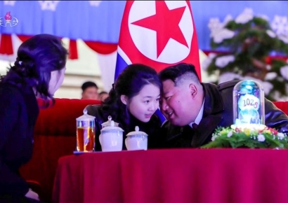 "김주애 과도한 스킨십…北 간부들 시선 피하거나 당혹" 의도 분석한 日 언론