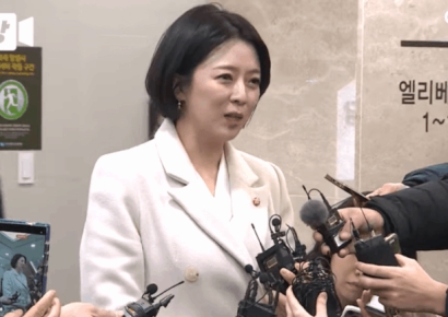 흰 옷 입고 웃기까지?…故 안성기 조문 배현진 '구설수'