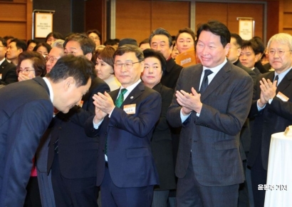 [포토] 허리 숙여 인사하는 오세훈 시장