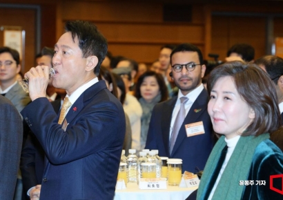 [포토] 나경원 의원 옆에서 물 마시는 오세훈 시장