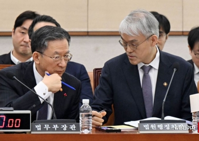 [포토] 법사위 전체회의 출석한 정성호 장관과 천대엽 처장