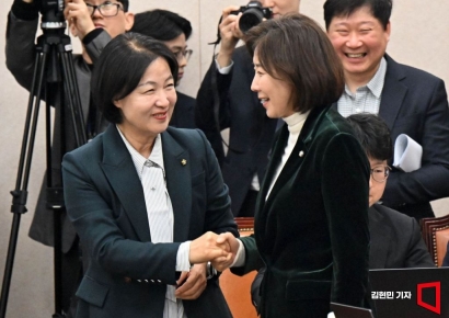[포토] 악수하는 추미애-나경원