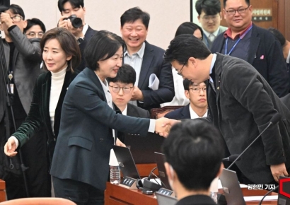 [포토] 국민의힘 의원들과 악수하는 추미애 위원장