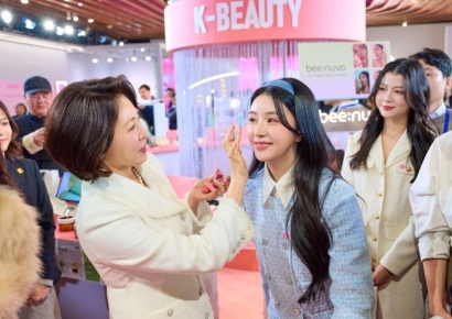 "저, 한국서 군대도 나온 여자"…상하이서 김혜경 여사 만난 차오루 화제