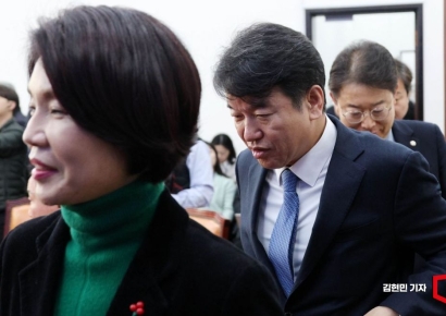 [포토] 정책조정회의 참석하는 문진석-한정애