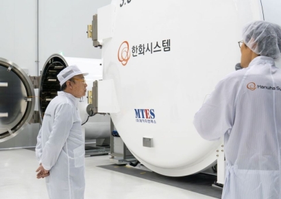 한화 김승연·김동관, 제주 우주센터 '현장경영'…"어려워도 가야할 길"