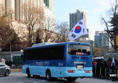 [포토] 중앙지법으로 들어서는 호송버스