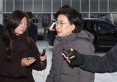 인사청문장에 들어가지 못한 이혜훈 "자료 다 냈다" 반박