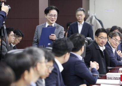 [포토] 회의실 들어서는 김정관 산업부 장관