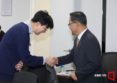 [포토] 위원들과 인사나누는 정구창 성평등부 차관