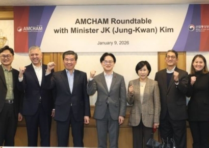 [포토] 기념촬영하는 김정관 장관과 제임스김 암참 회장