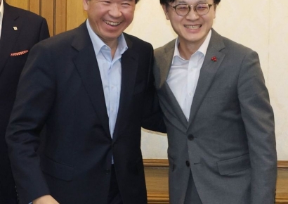 [포토] 활짝 웃는 김정관 장관과 제임스김 암참 회장